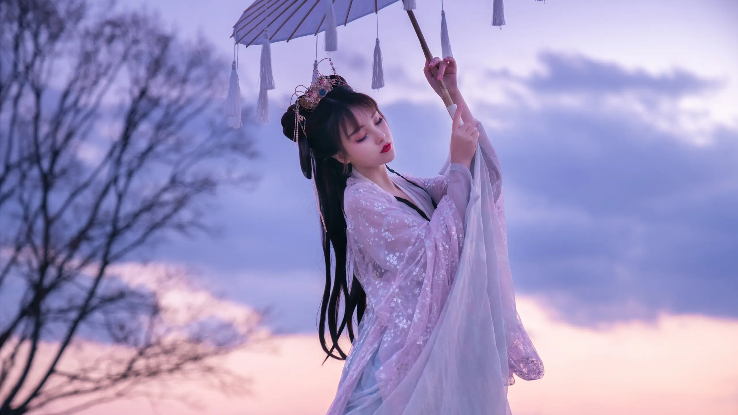 girl holding purple wagasa