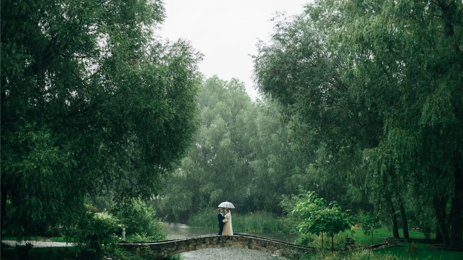 couple drinking champagne